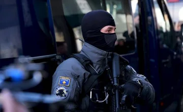 Dva uradnika, aretirana zaradi suma z dovoljenji za orožje, stava “Naloži”