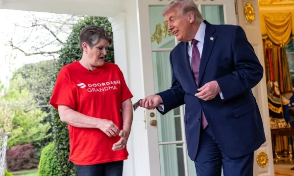 トランプは、オバルオフィスに食料を運んだ労働者に迅速な食品を注文します。