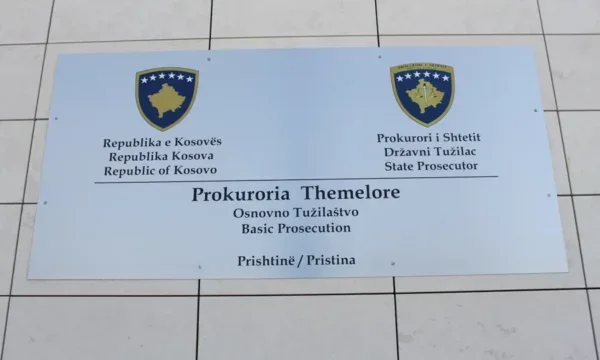 Fushe Kosovo、Prosecutionのわずかなボディリー傷害のための3人:剣および木の棒は使用されました