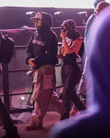 Masken zum Verstecken, aber Kim und Hamilton stehen hier wieder auf.