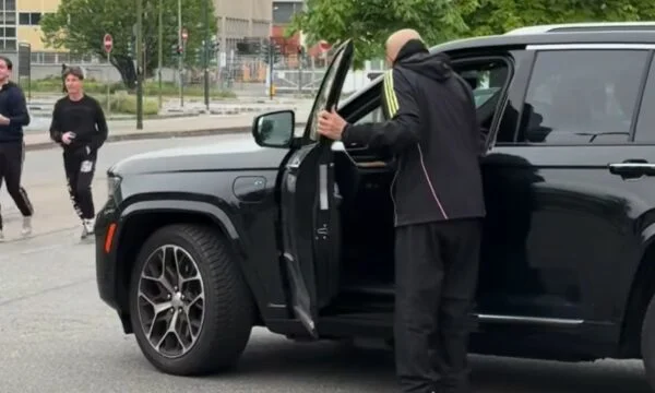 Спаллетт притворяется, что крадет машину Джеврова
