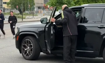 Spallette pretends 彼女's 盗む Jevrov's 車
