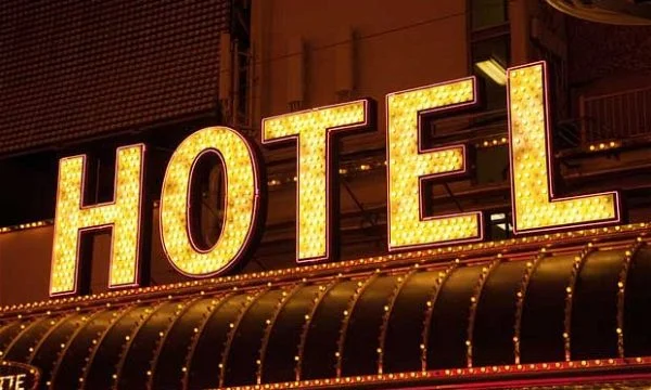 Dy burra kryen marrëdhënie seksuale me dy të mitura në hotel në Ferizaj, gjykata jep detaje