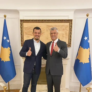 Andrew Thaci feiert ihren Geburtstag ein weiteres Jahr von Dad