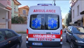 Vloraビルのバルコニーから落下した後、重い、3歳のダイス