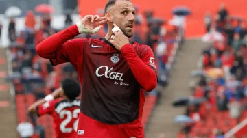 マルシェはVedat Muriqiに詩を捧げます:“キングパイレーツ”目標で島を守る
