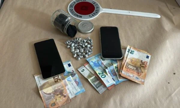 19-jährige albanische Kokain in Italien, verdächtige Autobewegungen verraten