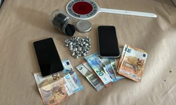 19歳 イタリアでアルバニアのトラフィックカットされたカイン、疑わしい車の動きは裏切り