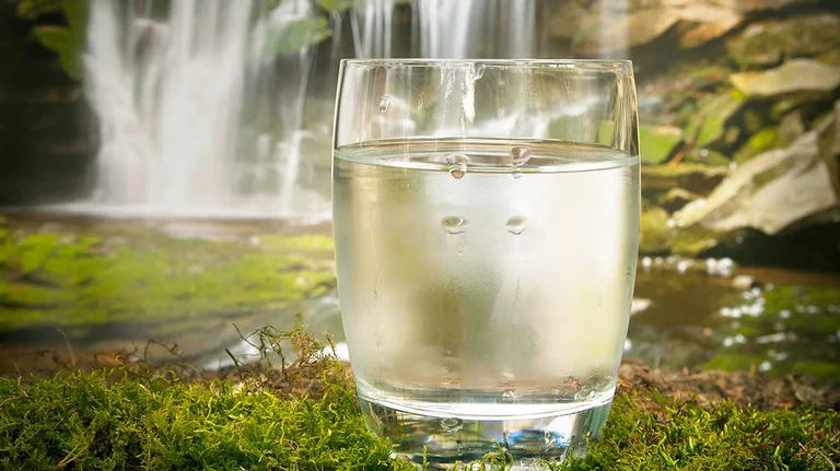 Quanti bicchieri d'acqua dovete bere da colazione a cena