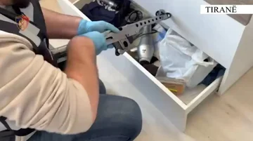 アルバニア: 犯罪グループが供給する武器基地が発見され、母親は彼女の息子の検索で逮捕されます