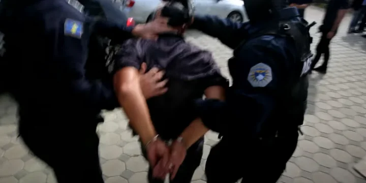 Operação policial continua em três locais em Vushtri