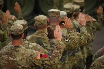 新しい米国法の若者が軍サービスのリストに自動的に配置されます