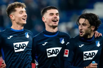 3 Kosovo 星 部分 Augsburg マッチ 形成 Hoffenheim