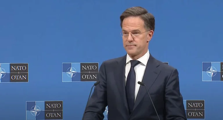 Shefi i NATO-s flet për Luftën e III Botërore, Rusia i kundërpërgjigjet: Ke ngrënë shumë kërpudha magjike holandeze!
