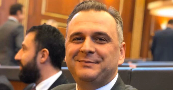 Mefail Bajqinovci del mbron Kurtin prej Lumir Abdixhikut: Imitator i dobët i Albinit