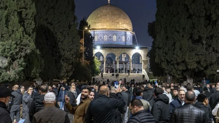 Al-Axa mosqueはイスラエルの閉鎖後に再開します
