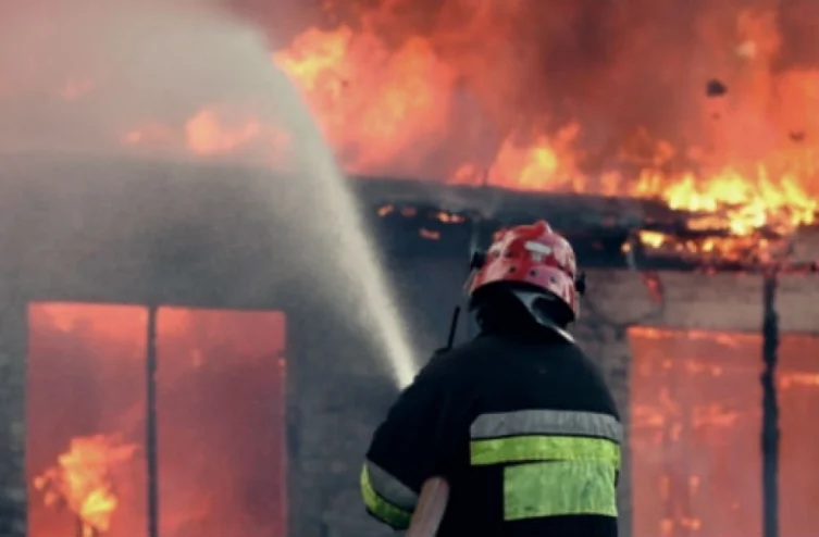 A house involved in Pristina fire, one person gets hurt