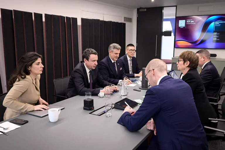 KurtiはEURZhの社長と会い、彼は民間セクターをサポートし続けるために彼に告げます