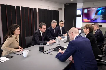 KurtiはEURZhの社長と会い、彼は民間セクターをサポートし続けるために彼に告げます