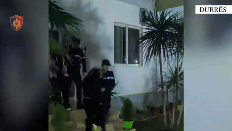 中国からGolem、Cavaja Rock へ 置換, 4 女性が逮捕される