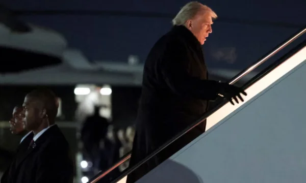 Trump pošilja sporočilo: Veliko orožje gre proti Iranu, bolje, da sprejme dogovor brez jedrskega orožja.