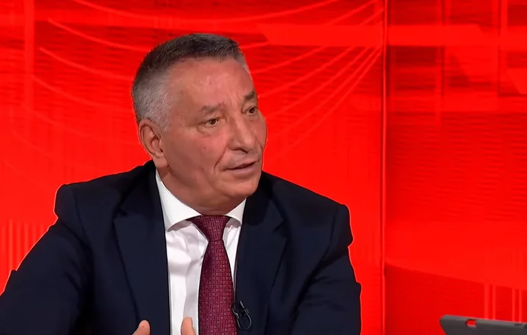 Lekaj: クルティ政府は耳への腐敗に移住しています