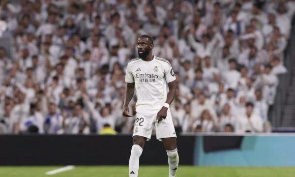 Enttäuscht Rüdiger: Wir haben Bayern beide Ziele gegeben, wir können zurück.