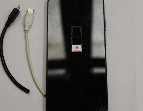 訪問者はDubravaに電話をかけ、ボディでそれを隠すことを巻き込ま