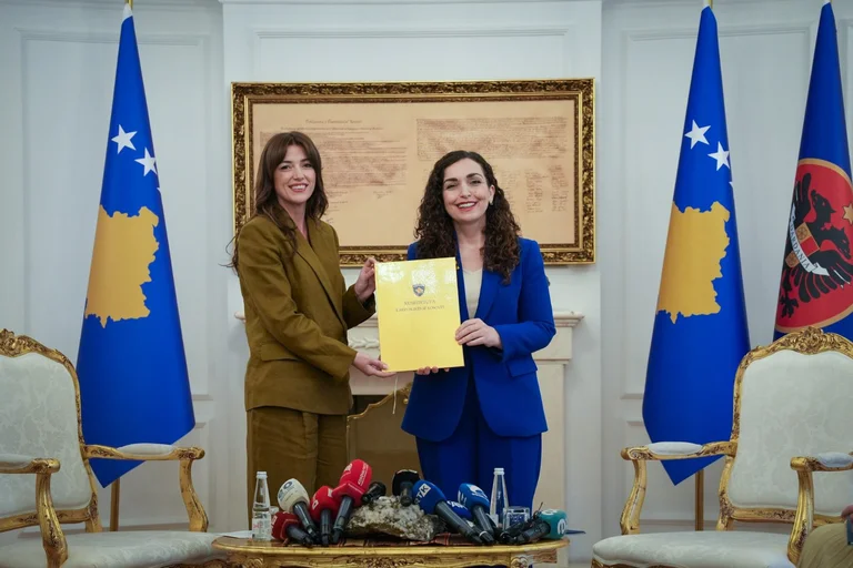 Albulen Haxhiu は、過去に Osman スタッフによって管理された “Kosovo 社長” の新しい Facebook ページを開きます。