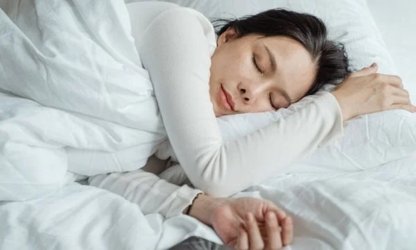 Mjaltë me kripë – kombinimi magjik për gjumë të qetë
