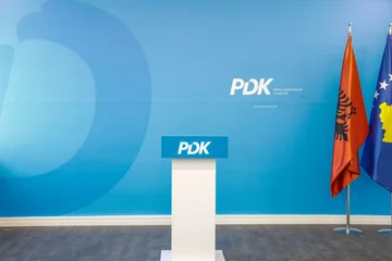 PDKはアルバニアの学生がマケドニア北部で抗議を払い戻します