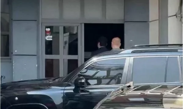 Kurt todavía camina por otra puerta en la bóveda