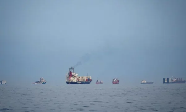15隻の船は、イランからの許可を受けてから24時間かけてホルムズ海峡を渡しました