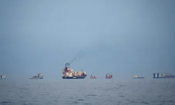 15隻の船は、イランからの許可を受けてから24時間かけてホルムズ海峡を渡しました