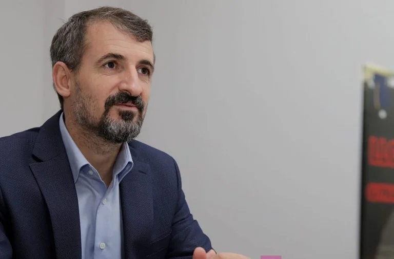 Miftaraj: Ambasadori amerikan tha shkurt e shqip që Qeveria po rren