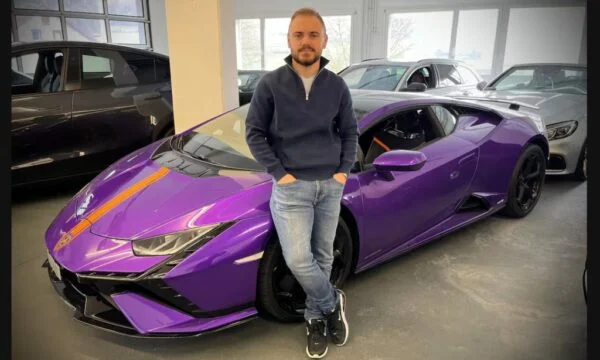ハイエナスは、200万ユーロのポルチェを盗む, スイスのサロンのアルバニアの所有者, カメラ上のイベント“live”を参照してください