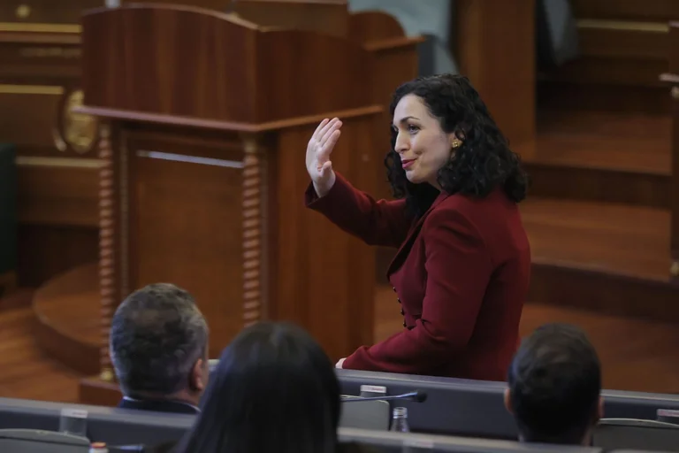 Ő visszavonta a témát az Alkotmánybíróságról, és nagyon keveset tett a halottakért, Osmani politikai pártokat kért.