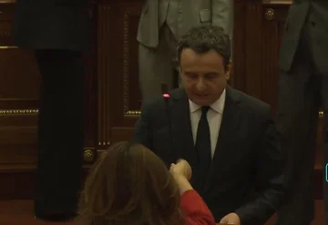 Ганиметт Муслиу захватывает микрофон Альбина Курти, не дает ему продолжить свое слово у говорящего