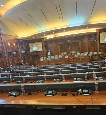 LDK MP:第13給与、政府、Vetevendosje、Serbian Listの受領後2日はホールにはありません