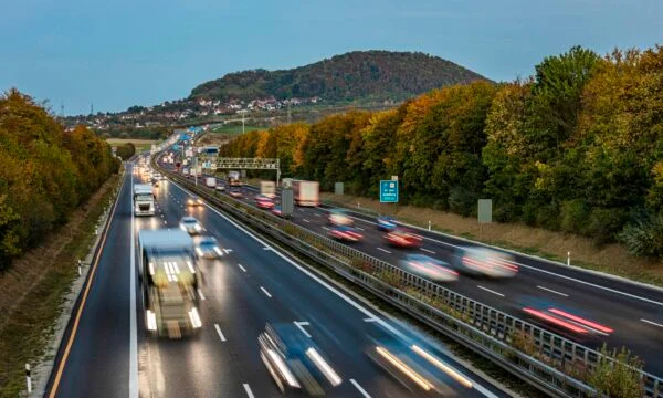 ドイツで大きなオイル価格が増加し、高速道路の運転のために”を作る必要があります