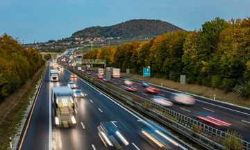 ドイツで大きなオイル価格が増加し、高速道路の運転のために”を作る必要があります