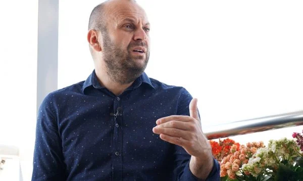Mushkolaj: Kurt no puede determinar qué pregunta los periodistas deben hacer enfoques arrogantes