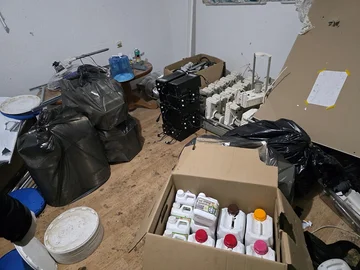 Prizrenの薬剤の実験室の発見は2つの疑いに対して拘留を要求しました