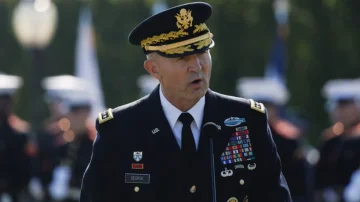 防衛事務局長は、退職するためにスタッフの米国軍チーフを率いた