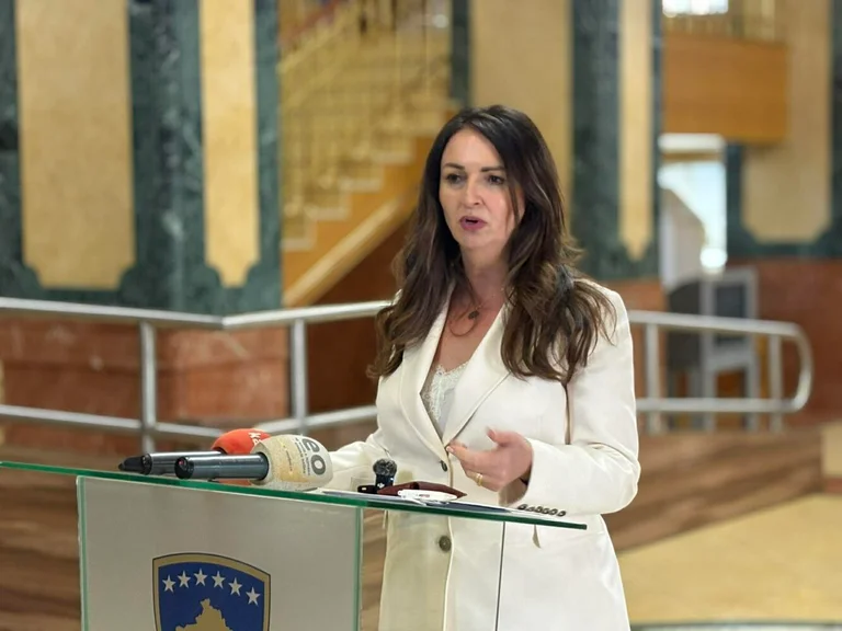 Nagavci mundohet ta shfajësoj shefin e saj pasi sulmoi mediat: Nuk e ka synim ndikimin në media