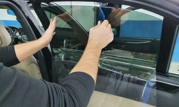 Schwarzes Glas in Autos bereits im Kosovo erlaubt, das sind Verfahren sollten Sie passieren