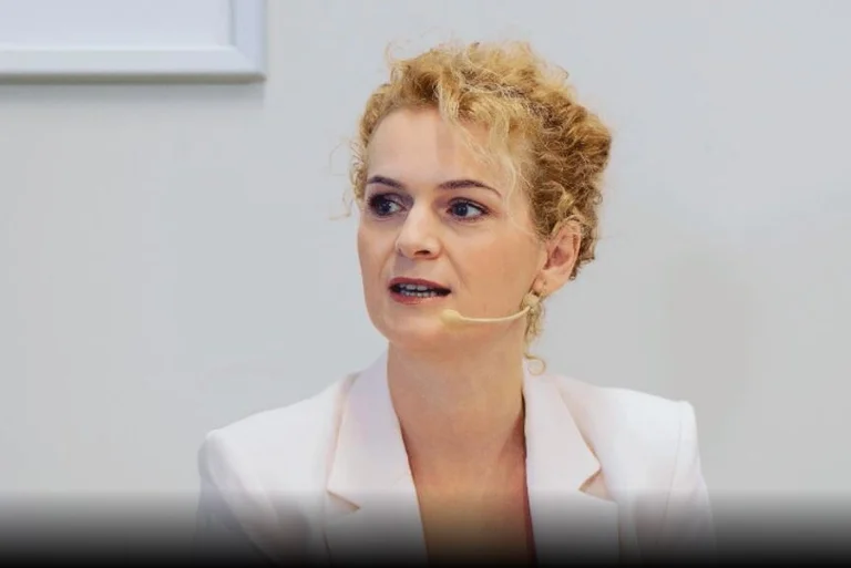 Motyl Kusari proponuje: Nawet w Kosowie zakaz sieci społecznościowych dla dzieci poniżej 16 roku życia