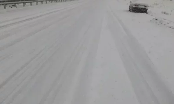 雪の雲はペイウェイ・ストリート・タワーのトラックの循環を妨げます