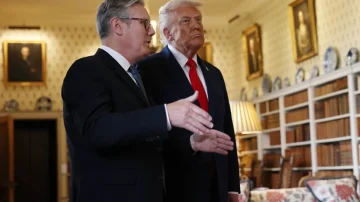 トランプは、彼は米国NATO出口を検討していると述べた, 英国の首相は反応します