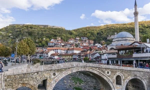 E sulmoi një grua dhe më pas e grabiti, aktakuzë ndaj prizrenasit